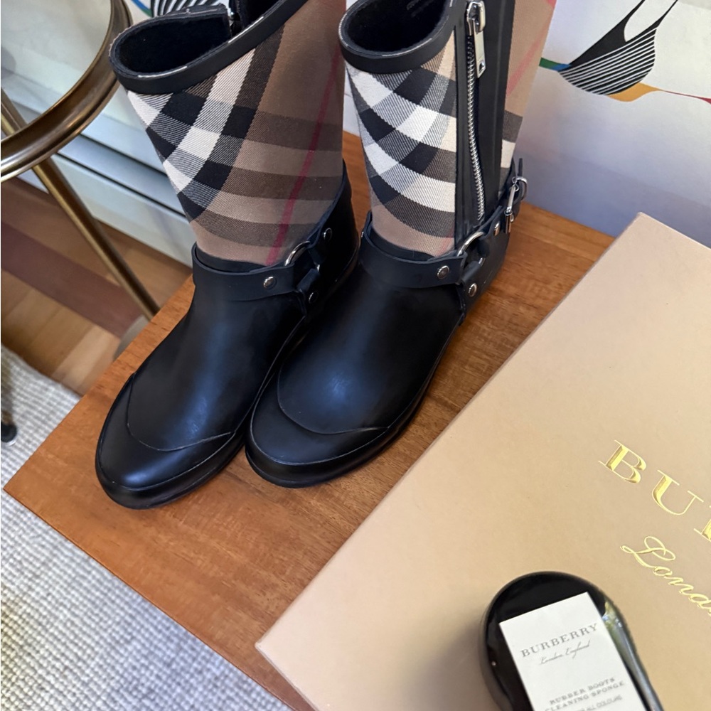 Burberry harness rain boots - Picture 3 of 15